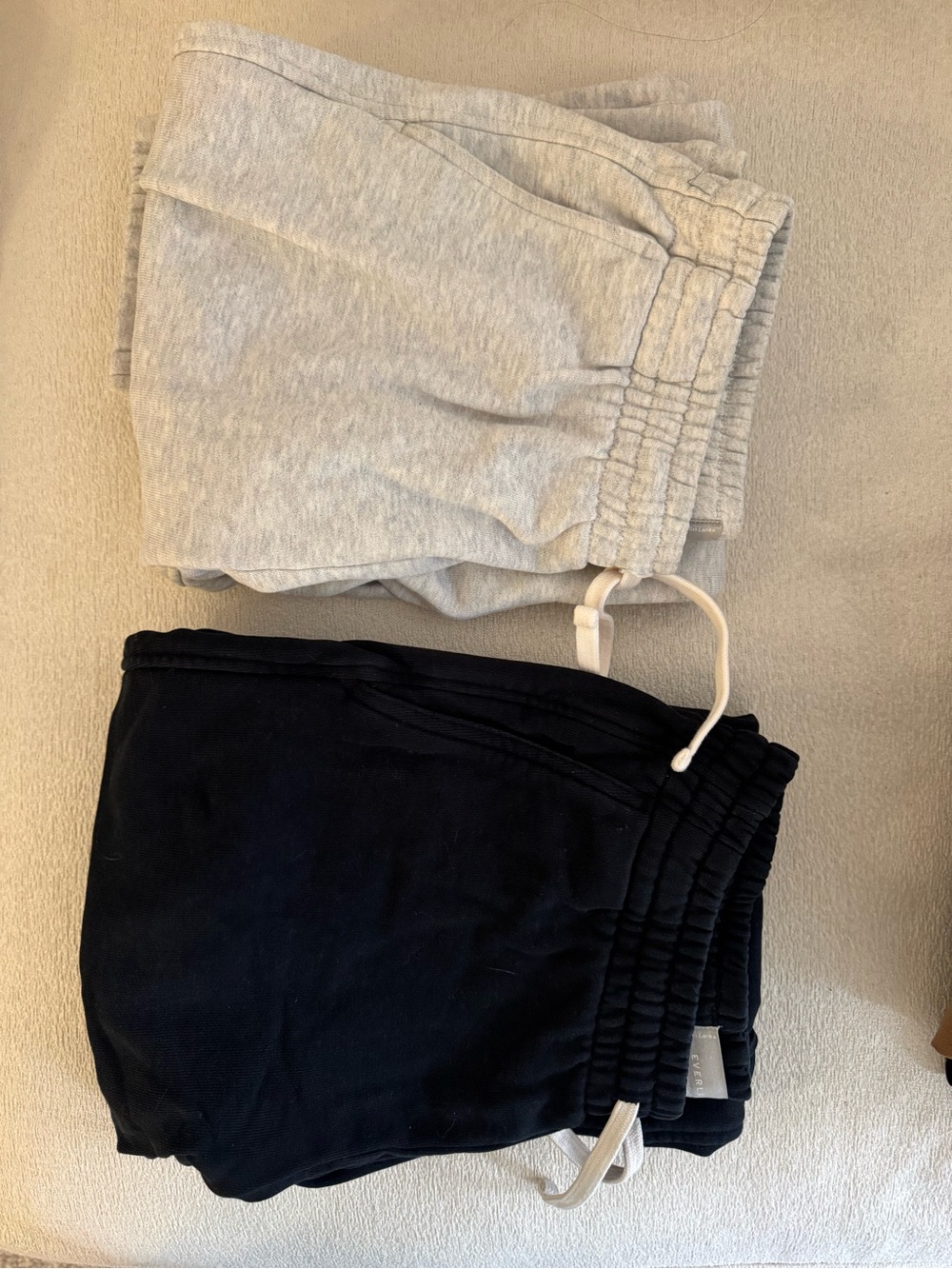 Everlane Women’s organic cotton joggers — Gray & Black
